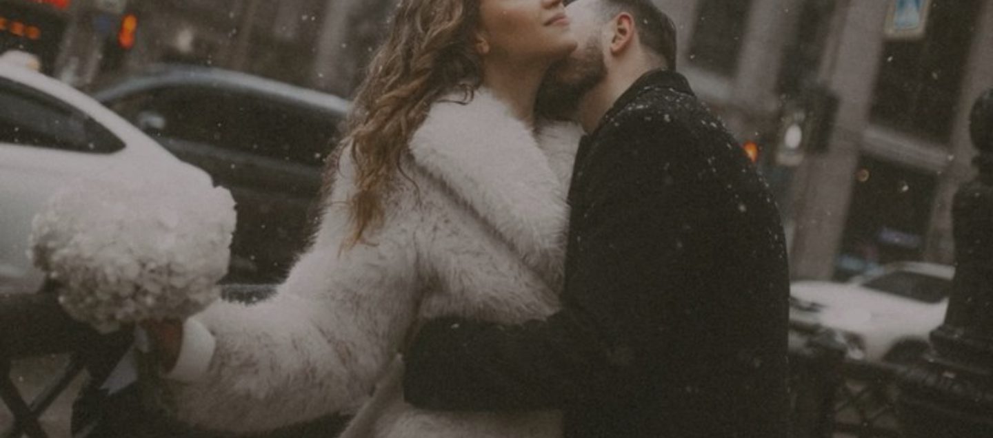 Mariage d’hiver : comment gérer le froid sans gâcher sa tenue ?