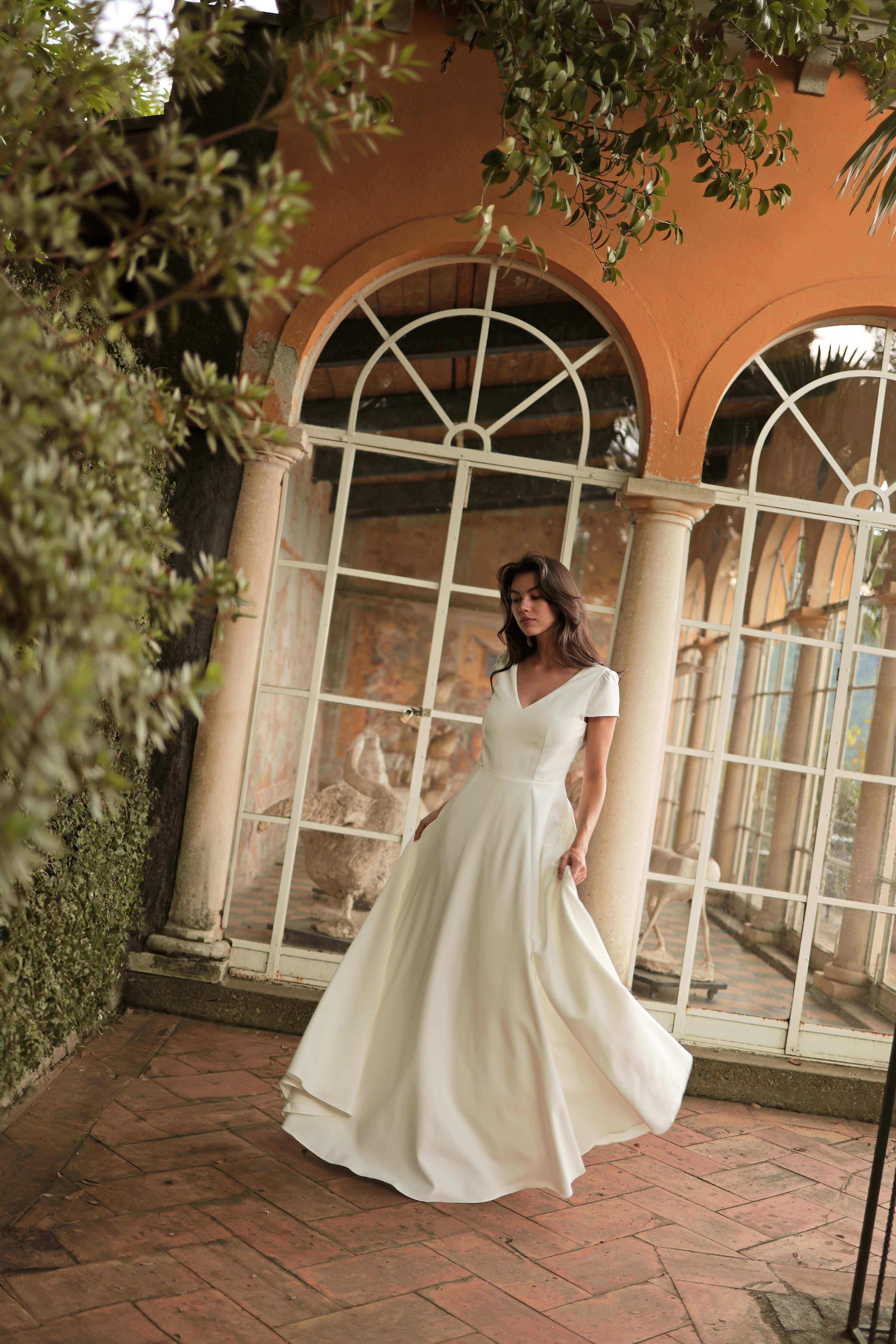 Andrea - robe de mariée simple à manches courtes évasée – Maison Lemoine